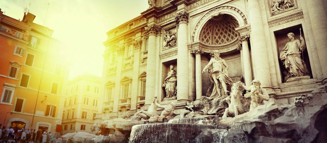 Der Trevi-Brunnen ist der populärste und mit rund 26 Meter Höhe und rund 50 Meter Breite größte Brunnen Roms und einer der bekanntesten Brunnen der Welt. Er wurde 1732 bis 1762 nach einem Entwurf von Nicola Salvi im spätbarocken, im Übergang zum kla