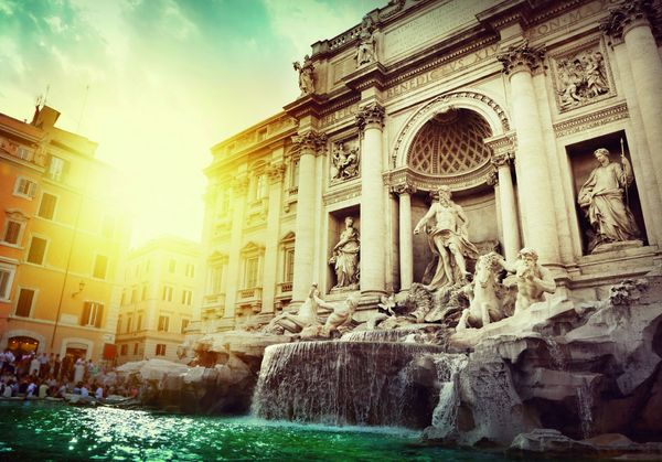 Der Trevi-Brunnen ist der populärste und mit rund 26 Meter Höhe und rund 50 Meter Breite größte Brunnen Roms und einer der bekanntesten Brunnen der Welt. Er wurde 1732 bis 1762 nach einem Entwurf von Nicola Salvi im spätbarocken, im Übergang zum kla
