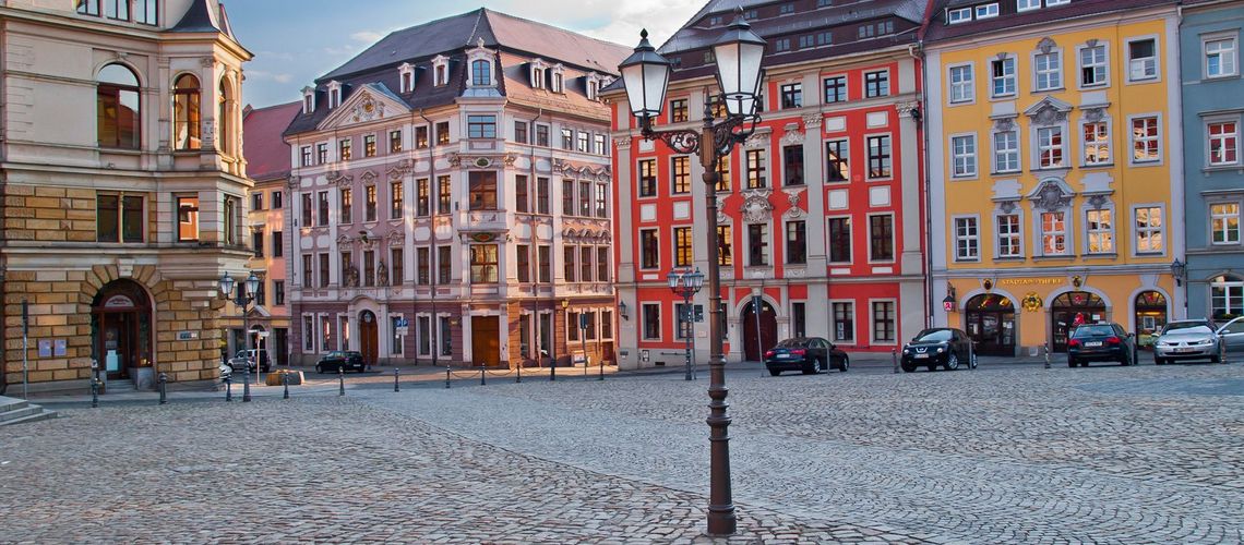 Die Stadt liegt an der Spree und ist Kreissitz des nach ihr benannten Landkreises Bautzen. Mit rund 40.000 Einwohnern ist Bautzen zugleich die größte Stadt des Kreises und die zweitgrößte der Oberlausitz sowie deren historische Hauptstadt.