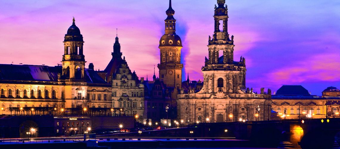 Sie liegt im Stadtzentrum in der Altstadt und erstreckt sich über etwa 500 Meter entlang der Elbe zwischen der Augustusbrücke und der Carolabrücke. Die Brühlsche Terrasse wird auch als Balkon Europas bezeichnet. Der Begriff wurde zu Beginn des 19. Jah