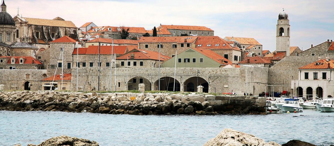 Der Stadthafen von Dubrovnik ist eine Anlage aus dem 15. Jahrhundert und liegt direkt an der Stadtmauer von Dubrovnik an der südkroatischen Küste der Adria. Der Stadthafen ist ein Teil der Altstadt von Dubrovnik.