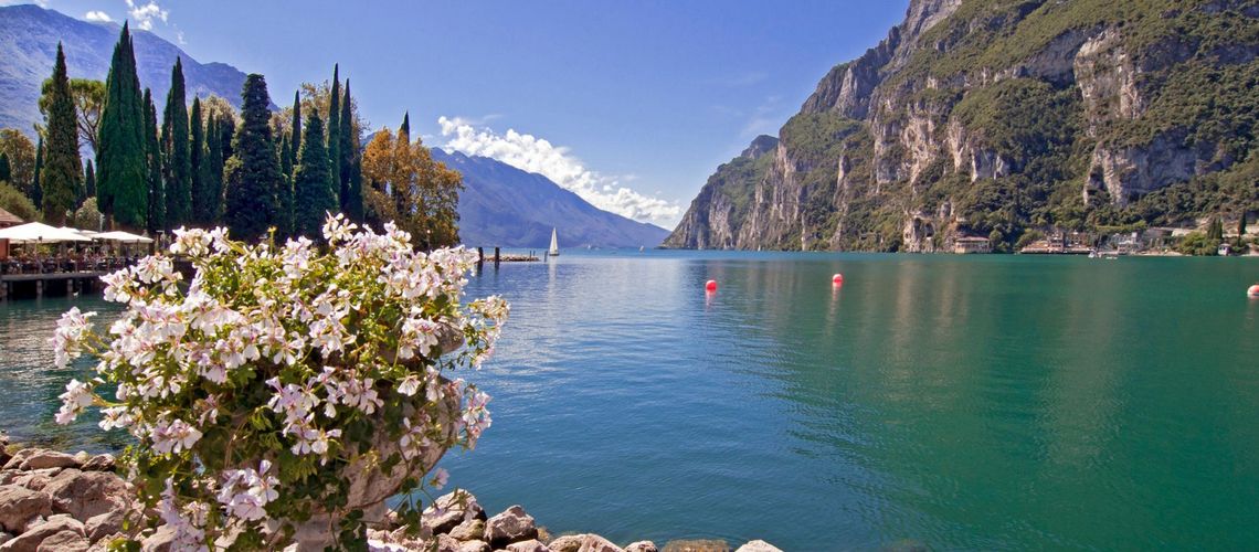 Sein antiker Name lautete von etwa 200 v. Chr. bis 800 n. Chr. Lacus benacus. Der Name soll von einer alten Gottheit namens Benacus abstammen. Der Gardasee liegt zwischen den Alpen im Norden und der Po-Ebene im Süden. Der Norden des Sees gehört zur Regi