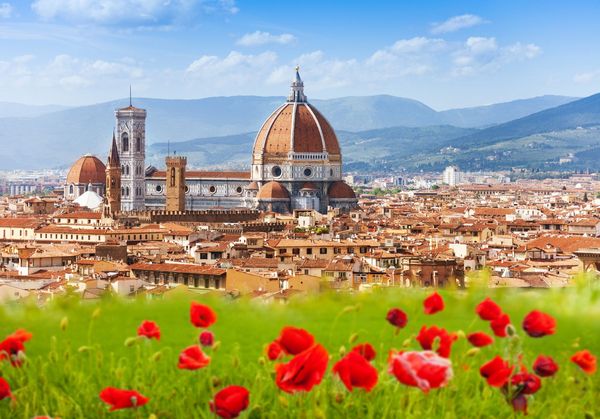 Die Kathedrale Santa Maria del Fiore in Florenz ist die Bischofskirche des Erzbistums Florenz und somit Metropolitankirche der Kirchenprovinz Florenz. Ihre gewaltige weltbekannte Kuppel, das Hauptwerk Brunelleschis, gilt als technische Meisterleistung der