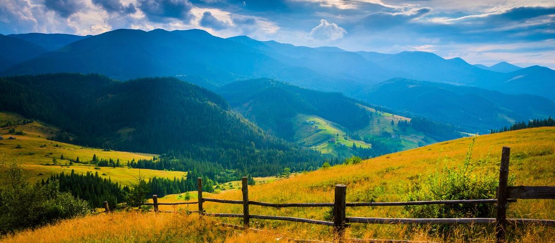 Die Hohe Tatra, ein Teilgebirge der Tatra, ist der höchste Teil der Karpaten und gehört zu zwei Dritteln zur Slowakei, zu einem Drittel zu Polen.