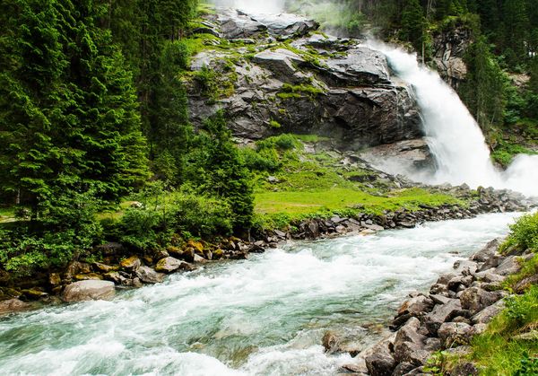 Die Krimmler Wasserfälle sind mit einer gesamten Fallhöhe von 385 m die höchsten Wasserfälle Österreichs. Sie liegen am Rand des Ortes Krimml (Salzburg), im Nationalpark Hohe Tauern nahe der Grenze zu Italien. Gebildet werden sie durch die Krimmler A
